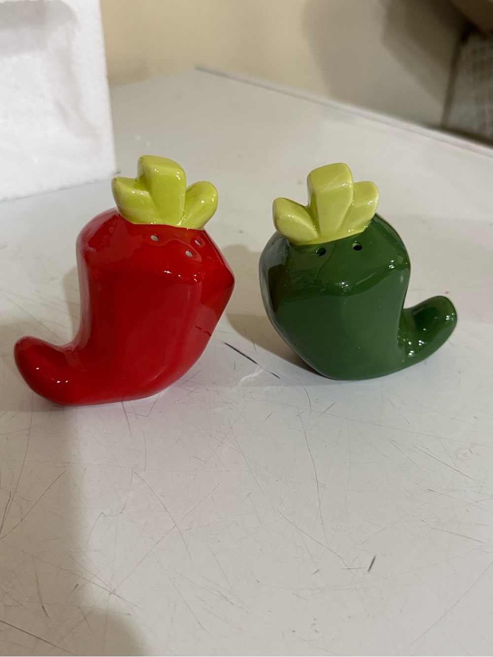 Ceramic Chili Pepper Salt & Pepper Shaker Set — Red & Green